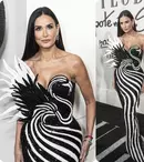 Demi Moore sfidează trecerea timpului. Actrița, apariție fabuloasă pe covorul roșu de la premiera „Feud: Capote vs. The Swans”