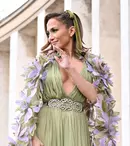 Jennifer Lopez, diva absolută de la Săptămâna Modei de la Paris. Artista a făcut senzație cu un decolteu amețitor