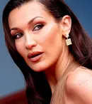 Bella Hadid, cea mai provocatoare apariție de la Cannes 2024. A defilat într-o rochie transparentă pe covorul roșu