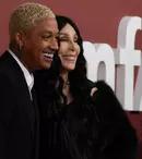 Cher și iubitul cu 40 de ani mai tânăr, săruturi pătimașe pe covorul roșu de la Cannes. Cum a cucerit-o Alexander Edwards
