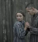 Care au fost provocările extraordinarului serial „Tatuatorul de la Auschwitz”, difuzat de SkyShowtime din 7 iunie