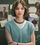 Cui nu-i dau pace nedreptățile vechi. Ce știm despre serialul „Ghidul pentru crimă al unei fete cuminți”, care se lansează la Netflix