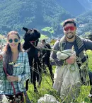 Unde au fugit de caniculă Daniel Pavel și soția sa. Cei doi s-au încălzit la gura sobei și s-au plimbat cu alpacale. Imagini din luna de miere