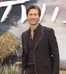 „Fugarul: Vânătoare de oameni”, noul film cu Glen Powell, ajunge în cinematografe. Ce actori mai fac parte din distribuție