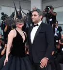 Doamna în negru! Lady Gaga, apariție spectaculoasă alături de logodnicul său la Festivalul de film de la Veneția