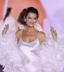 Pınar Deniz, pe podiumul de la Săptămâna Modei din Paris. Actrița a oferit o nouă lecție de eleganță