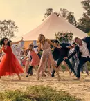 Pe cine a supărat dansul din prima secvență a miniseriei „Cuplul perfect”. Nicole Kidman a refuzat inițial să filmeze flashmob-ul, devenit apoi viral