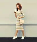 Rochie tricotată și sneakerși pentru damă – află inspirația pentru toamnă!