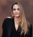 Angelina Jolie, o nouă apariție strălucitoare pe covorul roșu. A fost însoțită de noul ei iubit, cântărețul Akala