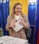 Cât a plătit Elena Lasconi pentru paltonul purtat în ziua alegerilor prezidențiale. Detalii despre ținuta care a atras atenția publicului