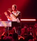Chris Martin a căzut de pe scenă în timpul unui concert la Melbourne. Solistul trupei Coldplay a fost salvat de un angajat