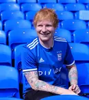 Ed Sheeran, pe coloana sonoră a animației „Acel Crăciun”, produsă de Netflix. Artistul apare în videoclip alături de o cunoscută actriță din „Bridgerton”