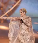 Céline Dion a revenit pe scenă cu forțe proaspete. Artista a făcut spectacol la o prezentare de modă din Riad