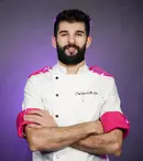 Chef Richard Abou Zaki este tatăl unei fetițe superbe, dar nu vrea să audă de căsătorie. Motivul pentru care chef-ul evită nunta