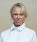 Pamela Anderson, o nouă apariție memorabilă. A venit cu fața acoperită la un eveniment important