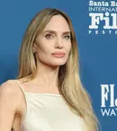 Angelina Jolie, spectaculoasă la Festivalul Internațional de Film de la Santa Barbara. A îmbrăcat o rochie cu spatele gol și a întors toate privirile