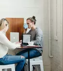 83% dintre angajați primesc beneficii extrasalariale în compania pentru care lucrează. Tichetele de masă, primele de sărbători, abonamentele medicale și posibilitatea de a lucra remote se află în topul celor mai frecvent oferite beneficii