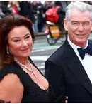 Pierce Brosnan și soția sa, apariție elegantă pe Broadway! Keely Shaye Smith a strălucit într-o rochie mulată la premiera piesei lui George Clooney