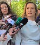 Elena Lasconi, la vot cu soțul ei. A ales o ținută de 1.000 de lei, semnată de un designer român