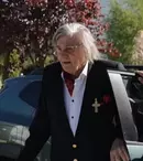 Florin Piersic, întâmpinat cu pâine și sare la Mănăstirea Putna. Apariție emoționantă a actorului, sprijinit într-o cârjă