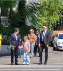 Nicușor Dan, surprins de mână cu fetița lui. A dus-o pe Aheea la școală, la o zi după ce a devenit președinte