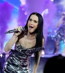 Katy Perry, surprinsă de un fan în timpul unui concert. Agenții de securitate au intervenit imediat