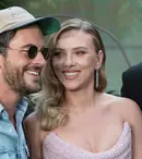 Scarlett Johansson și Jonathan Bailey, moment tandru pe covorul roșu. S-au sărutat la premiera „Jurassic World Rebirth”