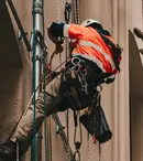 Joburile pentru candidații fără studii superioare, muncitorii calificați și necalificați au cel mai ridicat nivel de transparență salarială. 65% dintre pozițiile de pe iajob.ro au salariul afișat în anunțul de angajare