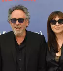 Monica Bellucci, apariție răvășitoare la 61 de ani pe covorul roșu. Imagini cu actrița la brațul lui Tim Burton