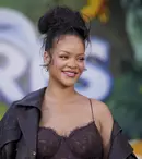 Rihanna, apariție rară pe covorul roșu alături de cei doi fii ai săi. Imagini adorabile de la premiera „Smurfs”