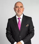 Răzvan Exarhu, despre autoironie… La bine și la roast. „E ca pălinca: în cantități mici te face agreabil, în cantități mari îți distruge imaginea”. EXCLUSIV