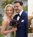 Elwira și Mihai Petre, nași de cununie pentru prima dată. Dansatoarea a ales o rochie foarte îndrăzneață