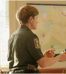 Ce se întâmplă în Tall Pines? „Rătăciți”, noul serial Netflix cu Toni Collette și Mae Martin