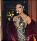 Daliana Răducan Simion, apariție spectaculoasă la Bucharest Fashion Show. Soția lui Răzvan Simion, într-o rochie argintie care a furat toate privirile