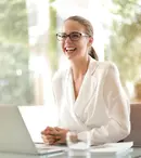 Ghidul tău de wellness la birou: Soluții pentru a scăpa de neplăcerile cauzate de statul pe scaun