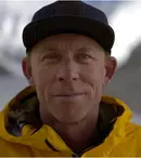 Jim Morrison intră în istorie: prima coborâre pe schiuri pe partea nordică a Everestului, documentată de National Geographic