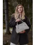 Accesoriile care definesc o ținută de iarnă: de la eșarfă la geanta perfectă