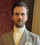 Aras Bulut İynemli câștigă un premiu Emmy pentru Turcia cu serialul „Deha” (Geniu). Actorul a jucat în „Legea familiei”