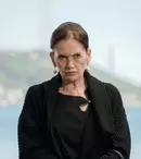 Povestea nespusă a lui Nur Sürer, actrița care emoționează România în „Fata de la fereastră”. A avut o copilărie săracă. Unde a lucrat înainte de a deveni cunoscută