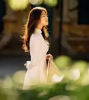 Linii fluide, texturi luxuriante: outfituri care îmbrățișează sezonul rece cu stil