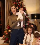 Emily Burghelea a intrat în spiritul sărbătorilor. Influencerița a împodobit bradul alături de copii: „Este primul Crăciun al Elisabetei!”