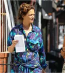 Suri Cruise, 19 ani, surprinsă în New York de sărbători. Katie Holmes, alături de fiica ei la cumpărături de Crăciun