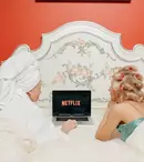Răsfăț de vedetă la tine în sufragerie: cum îți transformi seara de serial într-un ritual de SPA