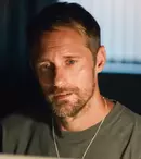 „Pillion”: Alexander Skarsgård într-un film provocator și amuzant despre dorință, putere și identitate. Pelicula premiată la Cannes vine în România