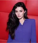 Hande Erçel, invitată de onoare la Paris. Detaliul care arată cât de sus a ajuns actrița. Elie Saab și Valentino au ales-o doar pe ea!