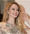 Angelina Jolie, apariție fără sutien pe covorul roșu. Detaliul strategic care a transformat o rochie transparentă în artă pură