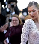 Bella Hadid a eclipsat total orice concurență la  Festivalul de la Cannes. Cum arată rochia la care au muncit 130 de persoane
