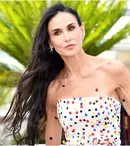 Lecție de stil la Cannes 2026! Demi Moore a uimit cu rochia cu buline 3D. Ce a spus despre AI și cât costă ținuta