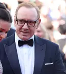 Kevin Spacey a revenit pe covorul roșu de la Cannes, după victorii majore în instanță. Cine este femeia misterioasă care l-a însoțit