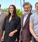 Apariție rară la Cannes! Marion Cotillard, pe covorul roșu alături de fiul ei de 15 ani și de fostul partener